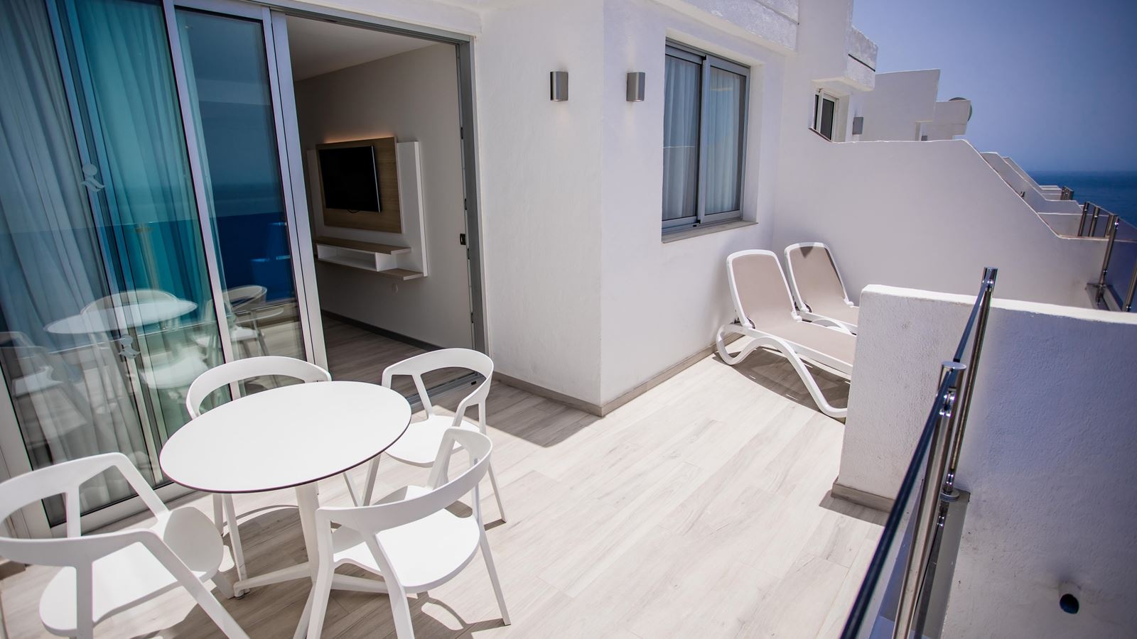 rooms-family-suite-with-limited-sea-view