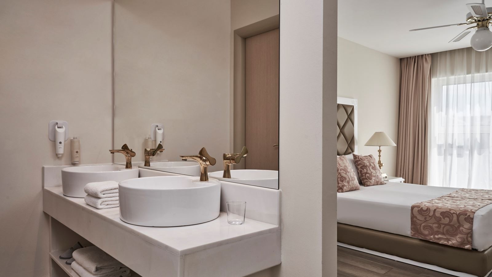 rooms-junior-suite-pool-view