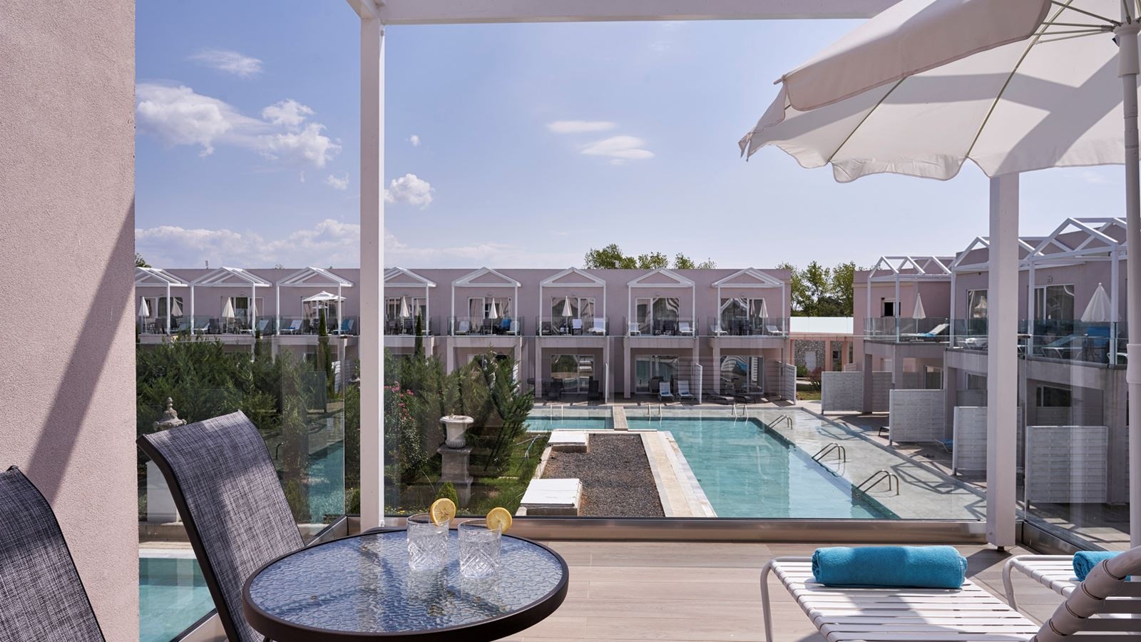 rooms-superior-room-pool-view