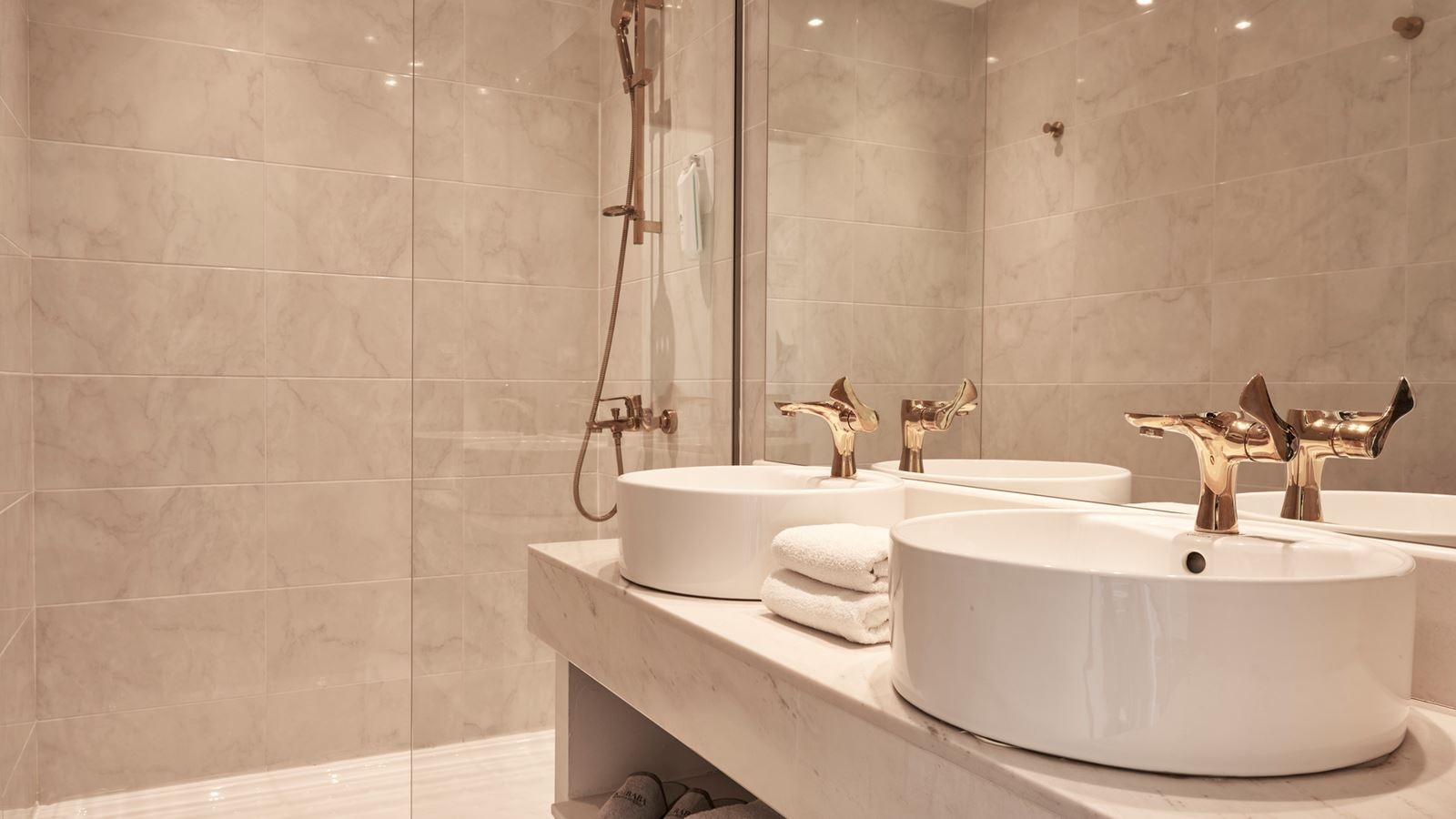 rooms-superior-room-pool-view