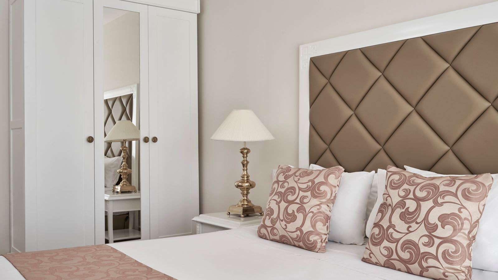 rooms-superior-room-pool-view