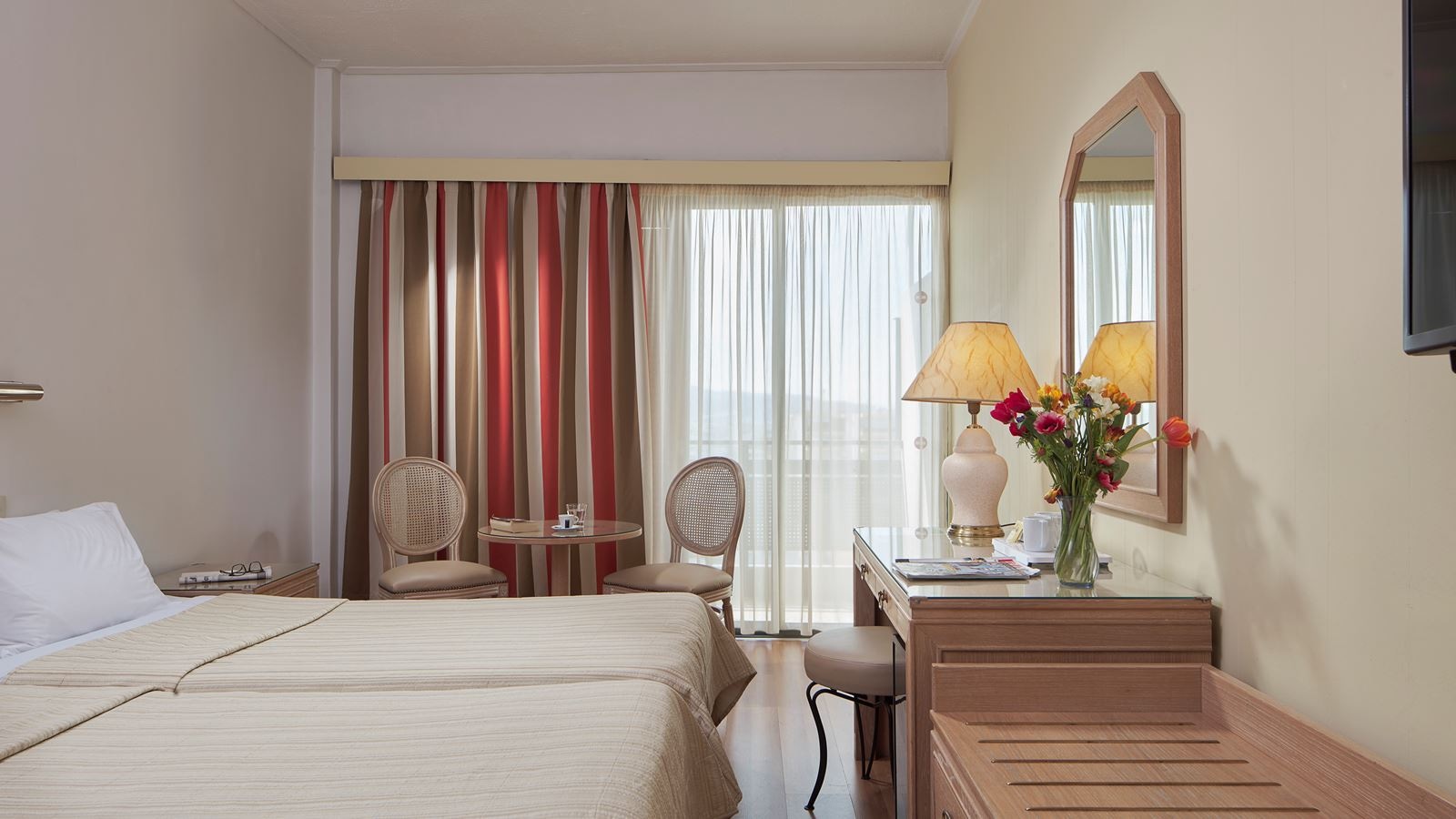 rooms-family-room-superior-city-view