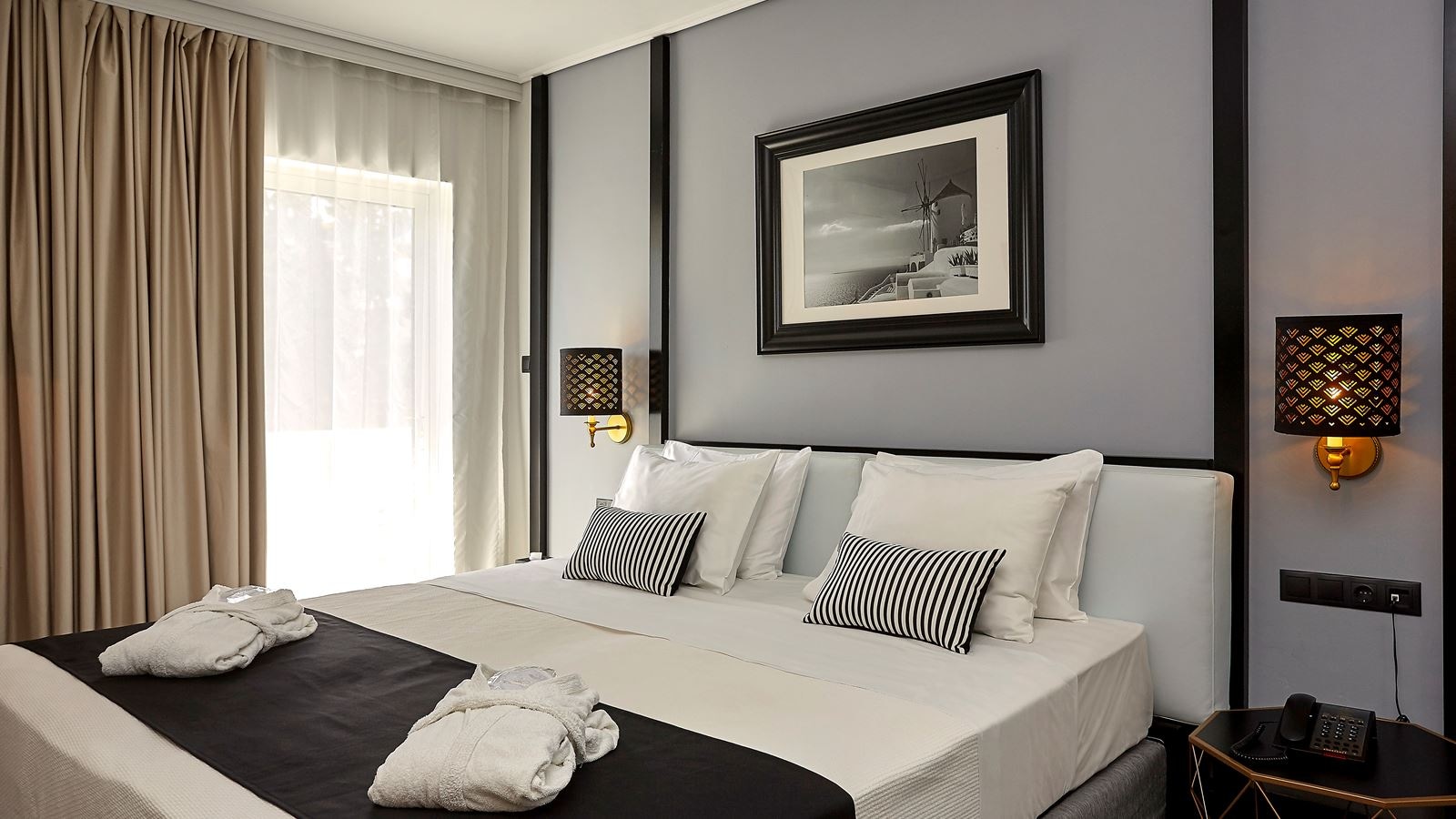 rooms-family-room-garden-view-king-bed