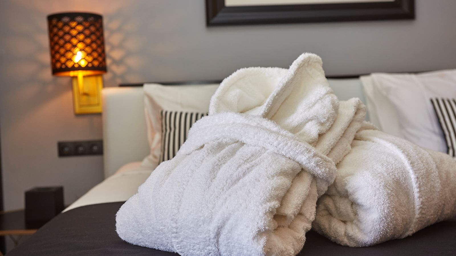 rooms-family-room-garden-view-king-bed