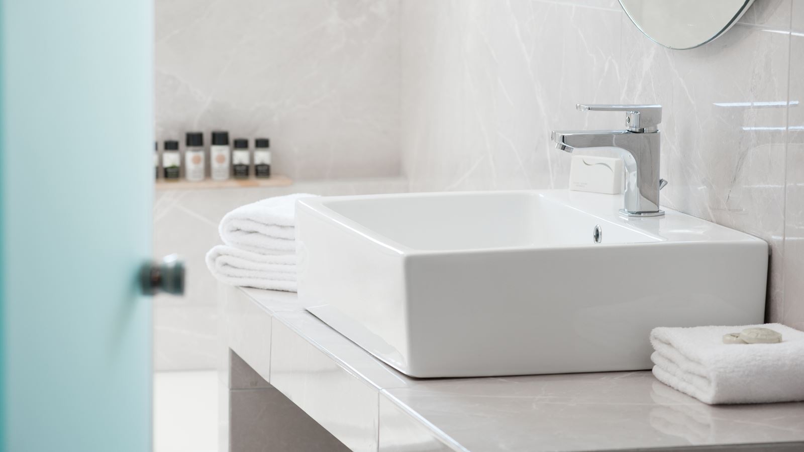 rooms-family-room-garden-view-king-bed