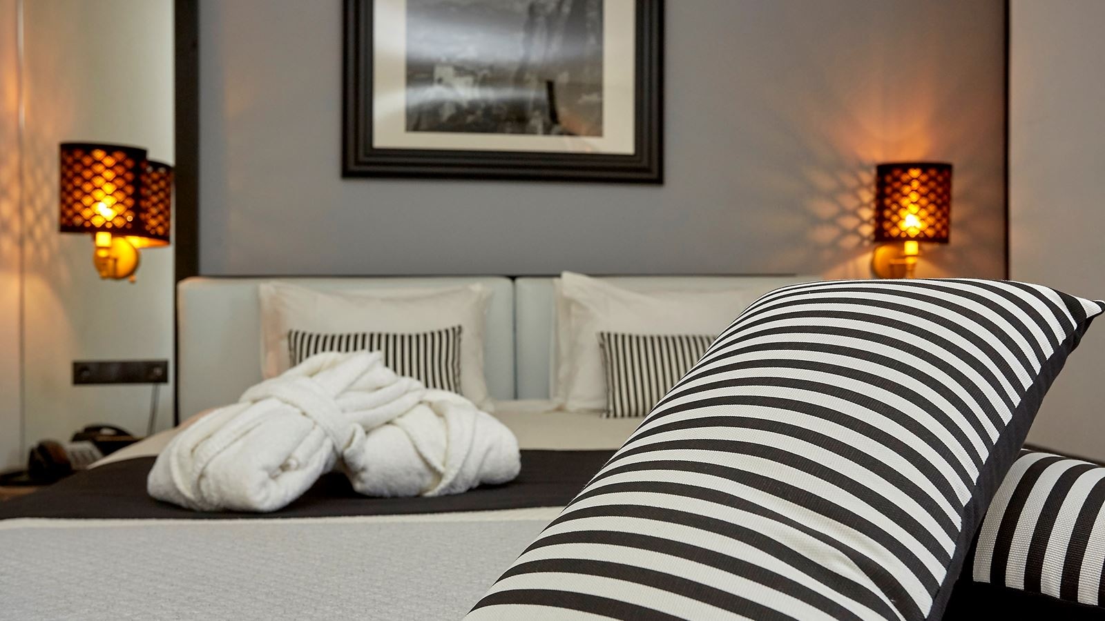 rooms-family-room-garden-view-king-bed