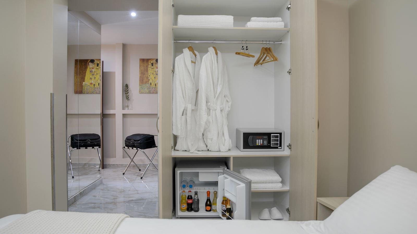 rooms-junior-suite-queen-size-bed