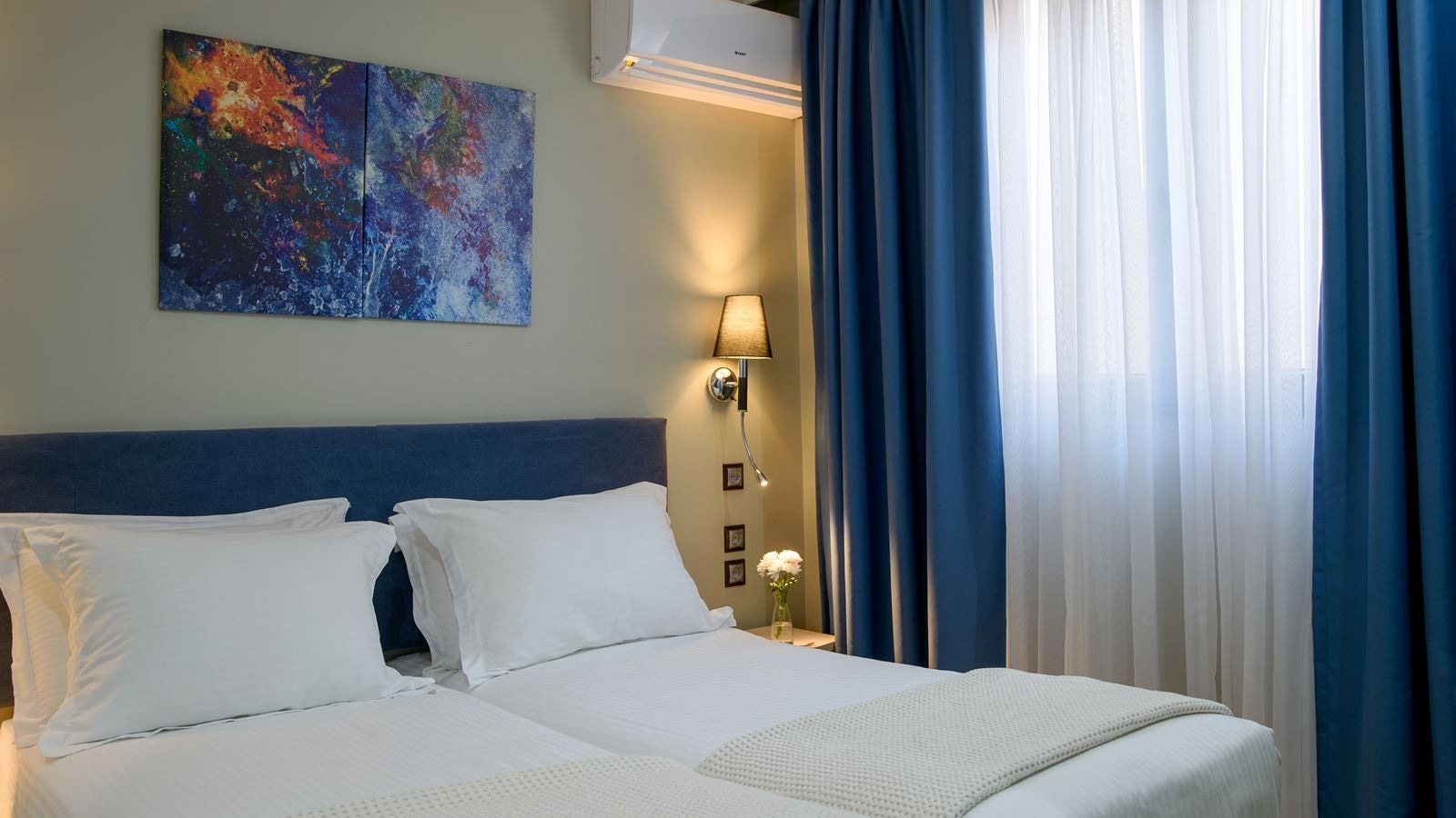 rooms-junior-suite-queen-size-bed