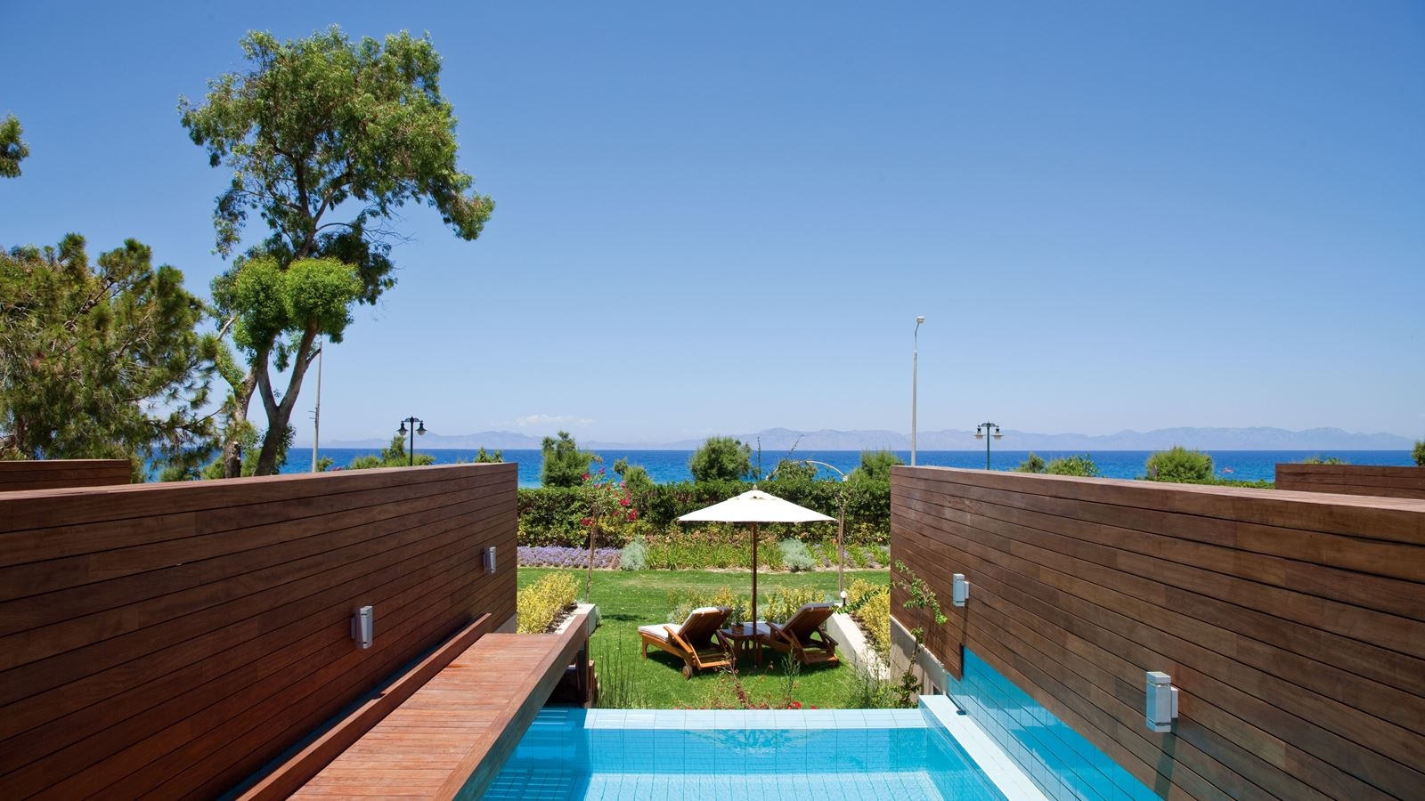 rooms-elite-suite-private-pool-and-garden-partial-sea-view