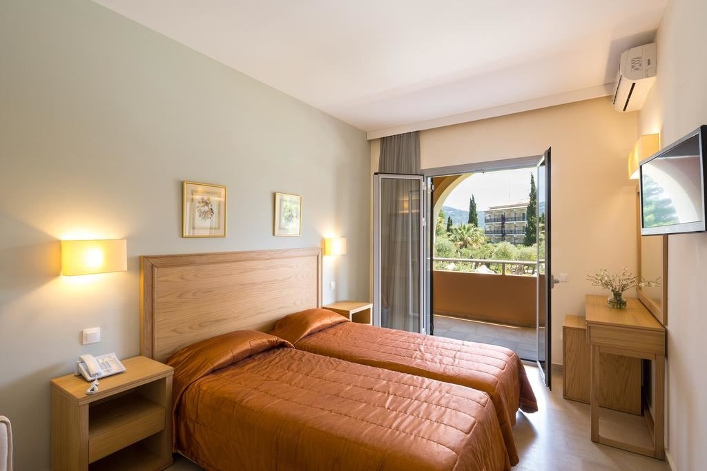 rooms-standard-pool-view