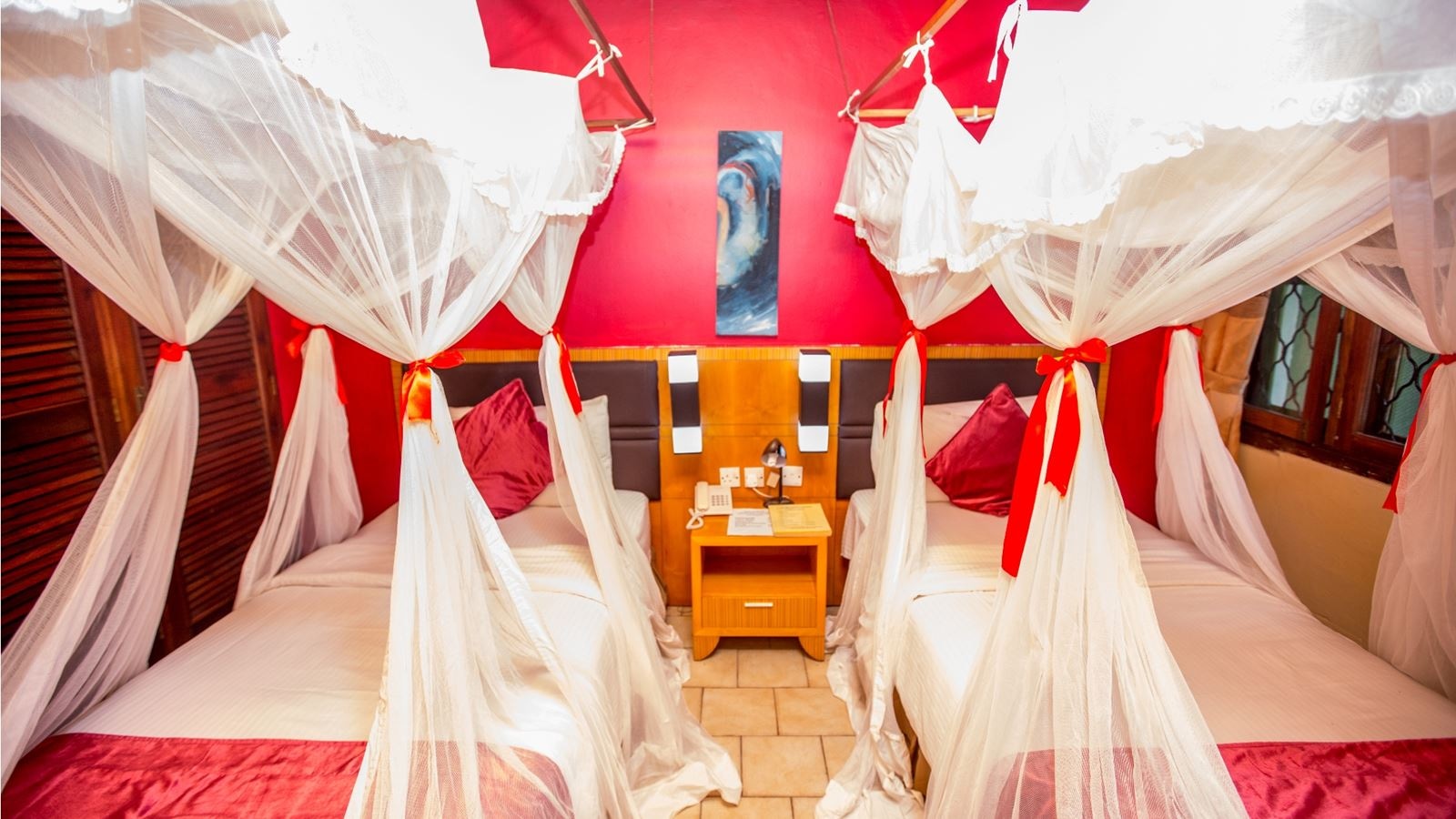 rooms-single-queen-size-bed