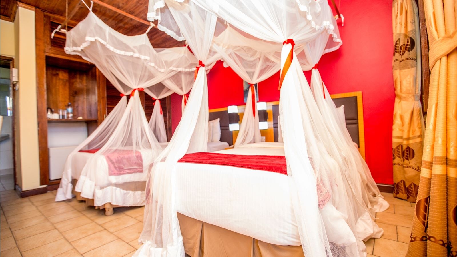 rooms-single-queen-size-bed