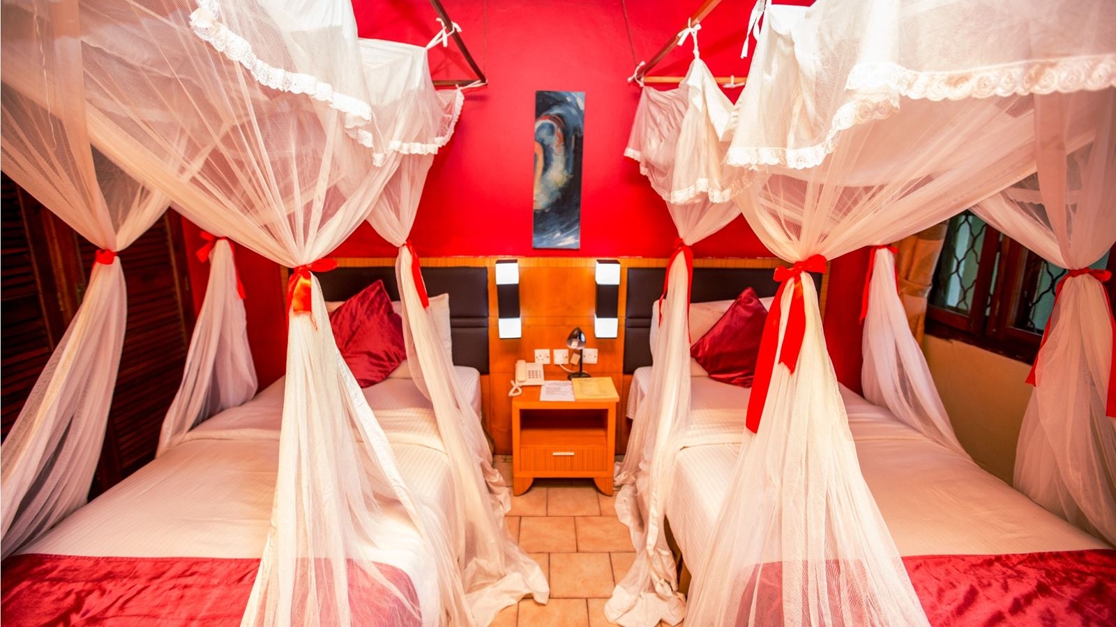 rooms-single-queen-size-bed