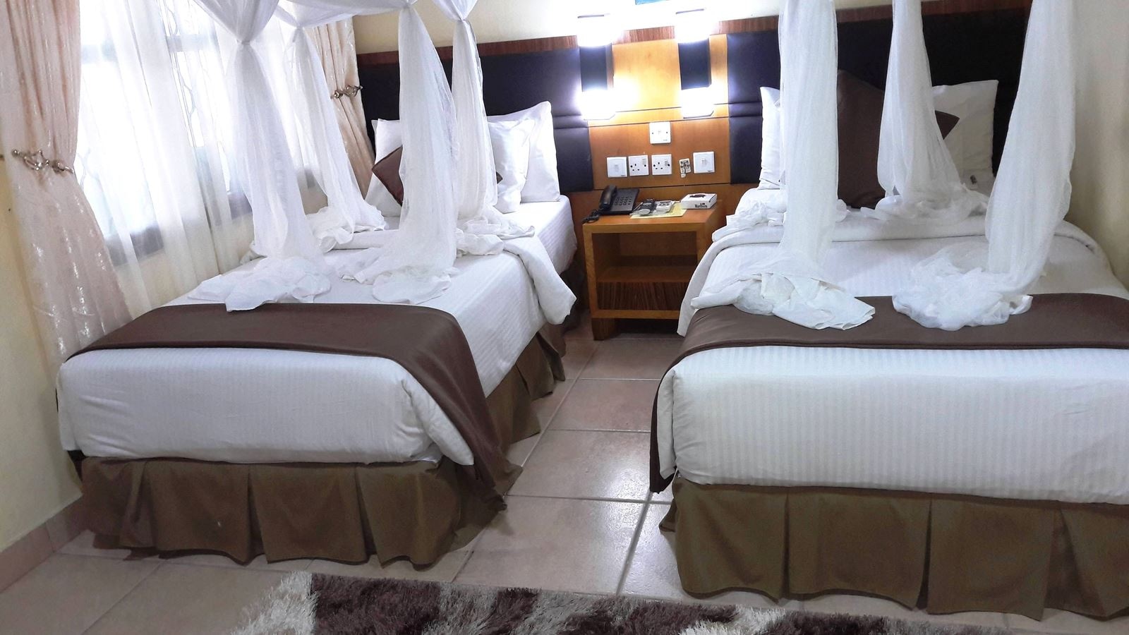 rooms-single-queen-size-bed