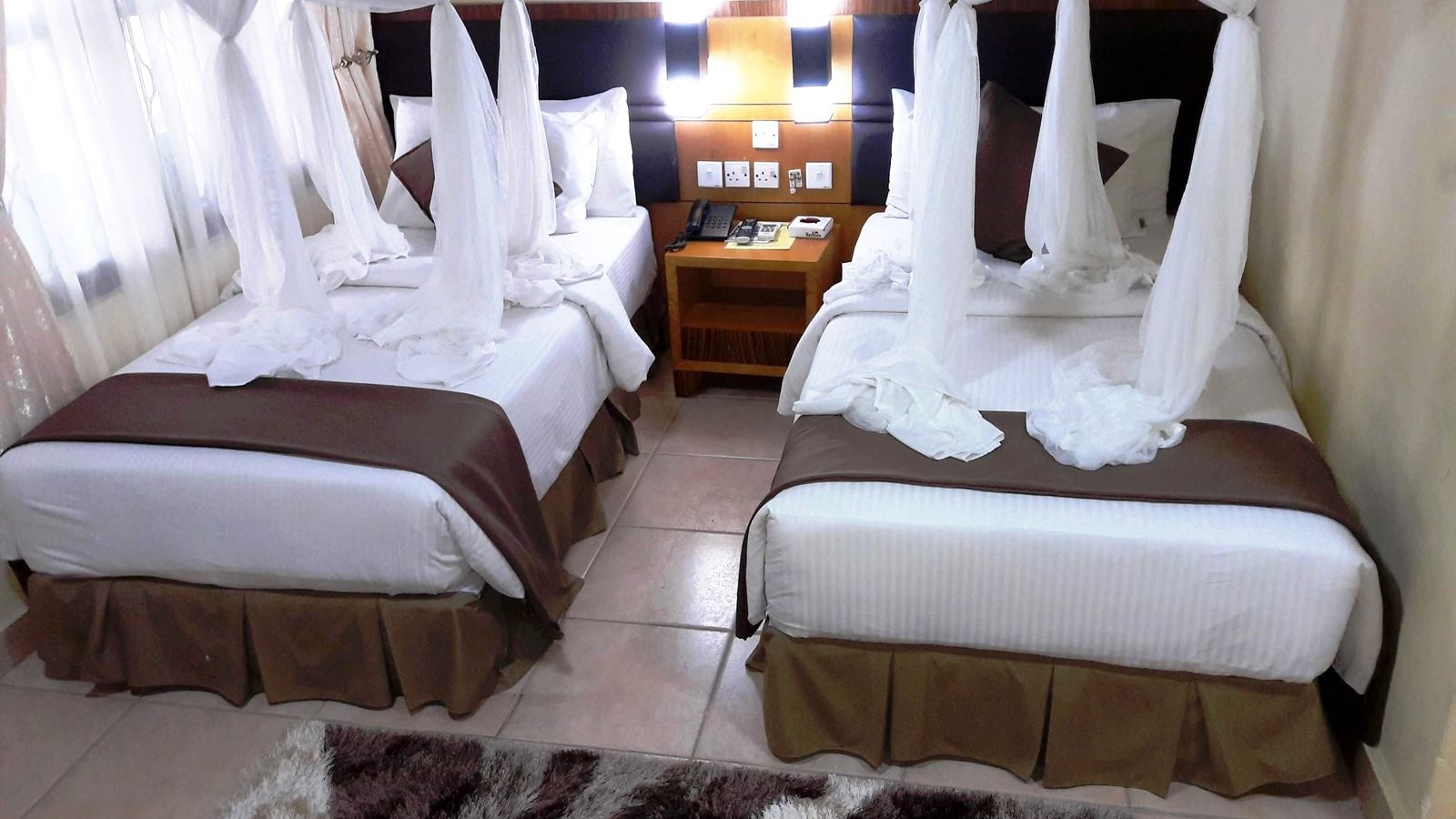 rooms-single-queen-size-bed