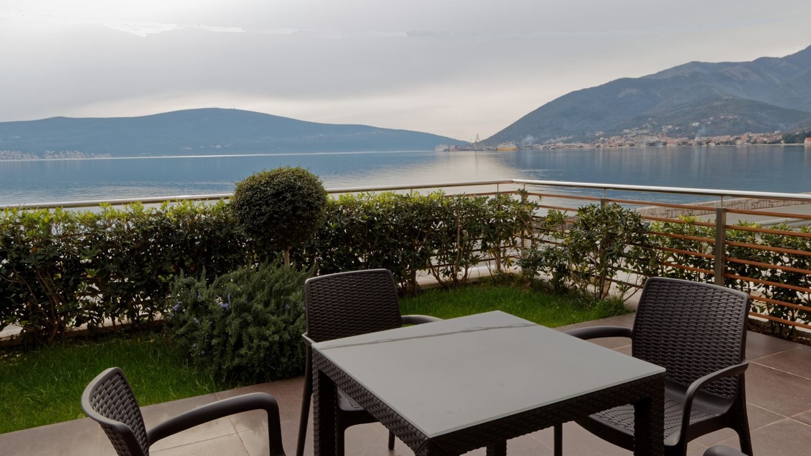 rooms-apartment-two-bedrooms-with-terrace