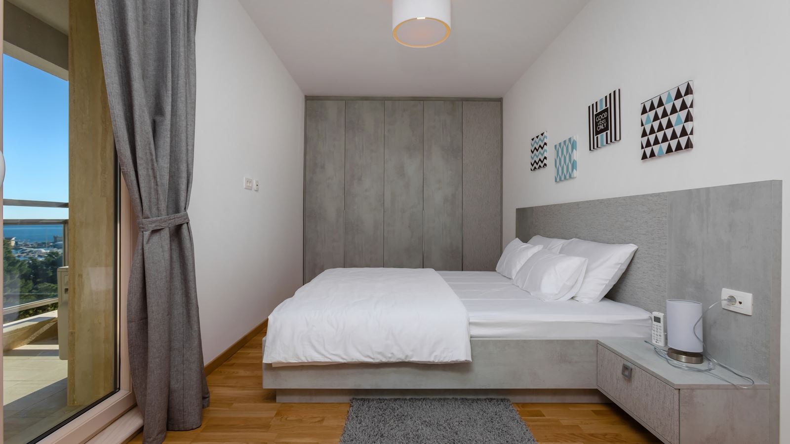 rooms-apartment-sea-view-with-balcony