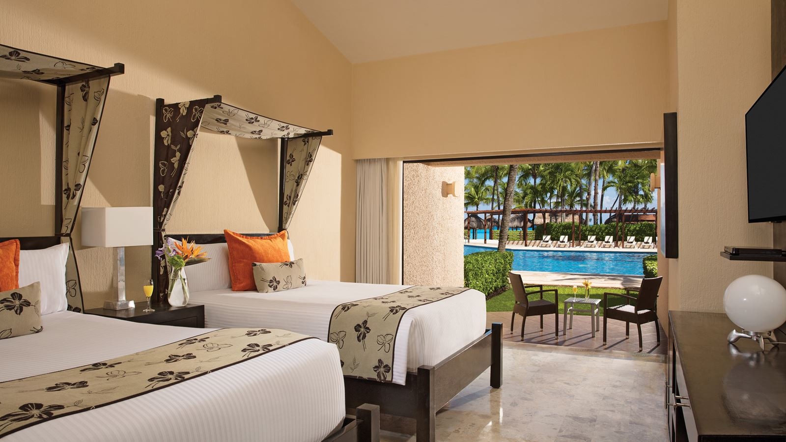 rooms-family-pool-view