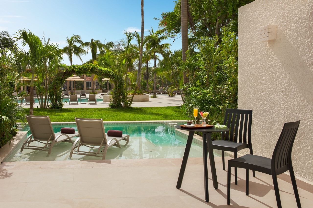 rooms-deluxe-swim-out