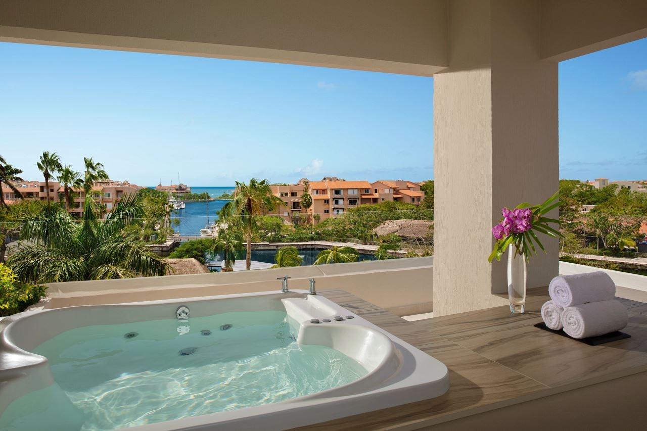 rooms-honeymoon-hot-tub-marina-view