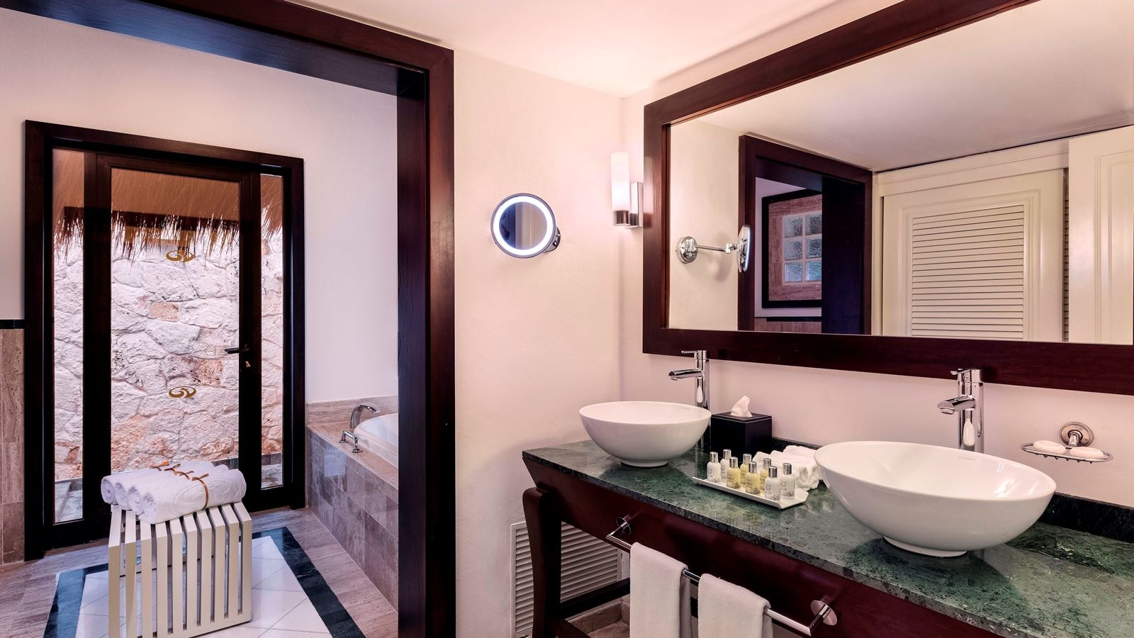 rooms-romance-bungalow-by-the-lake