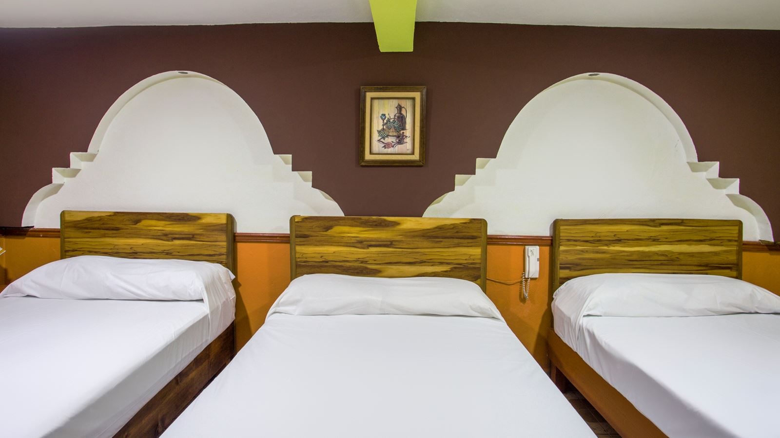 rooms-triple-three-beds