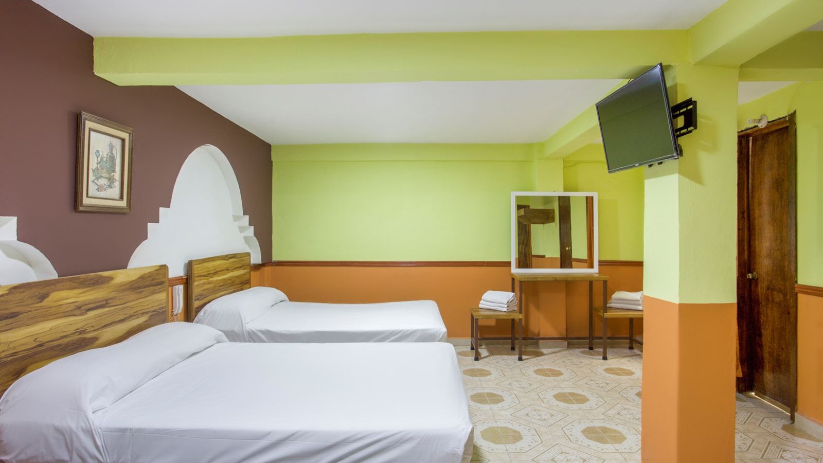 rooms-triple-three-beds