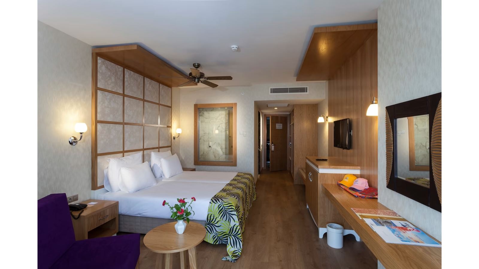 rooms-standard-land-view-with-balcony