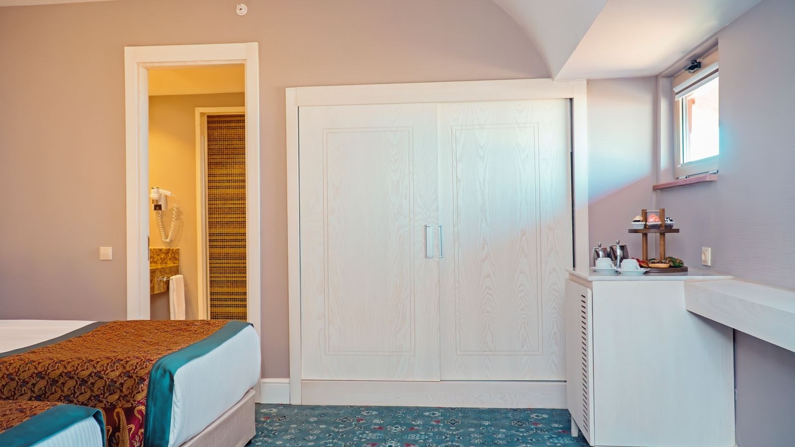 rooms-duplex-family-room-land-view