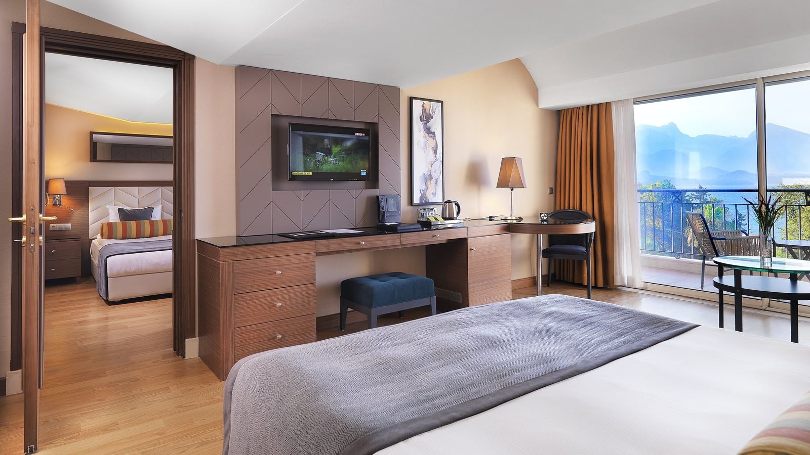 rooms-deluxe-family-room