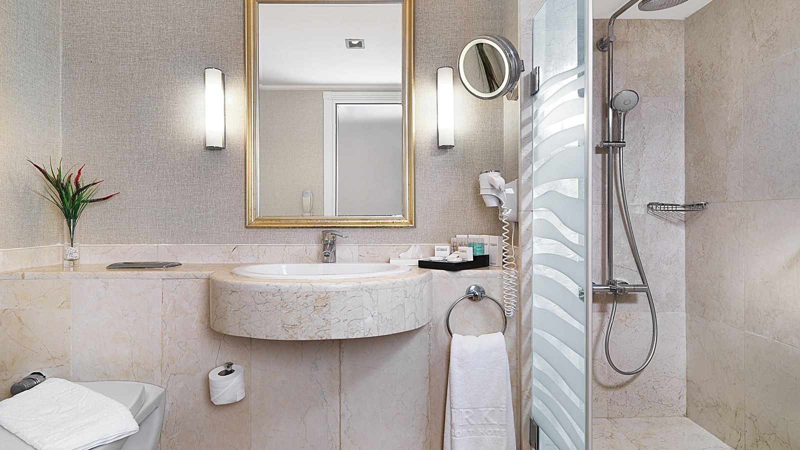 rooms-deluxe-family-room