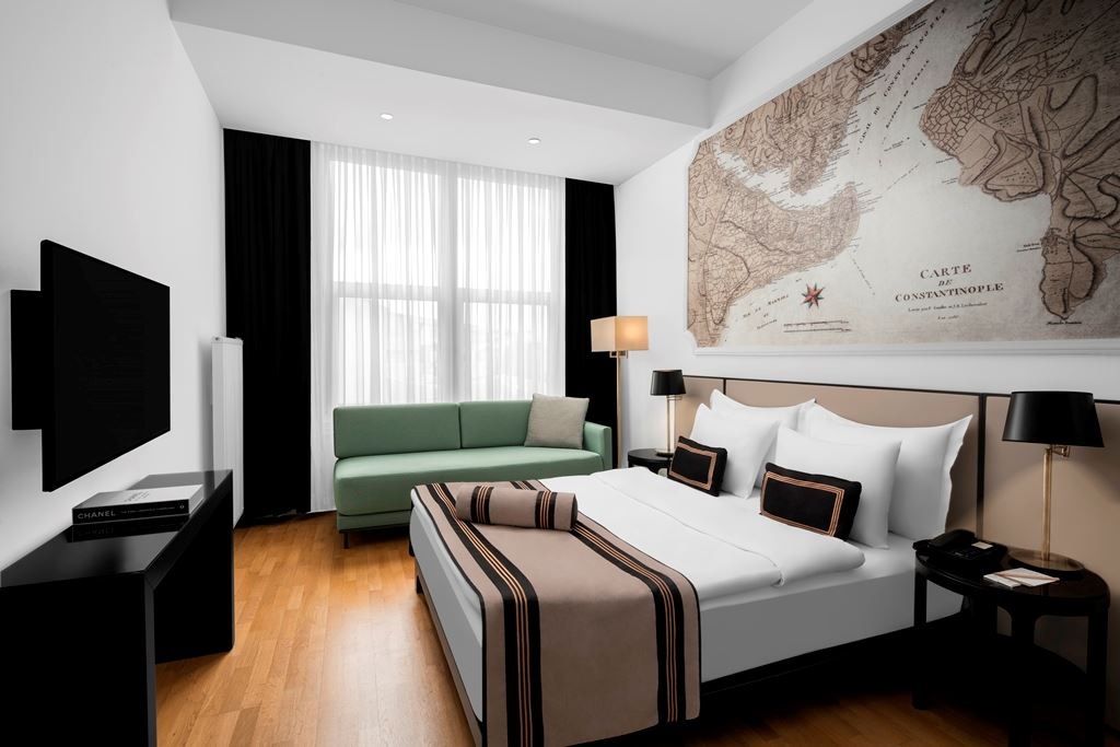 rooms-deluxe-triple-room-queen-bed-+-sofa--twin-+-sofa