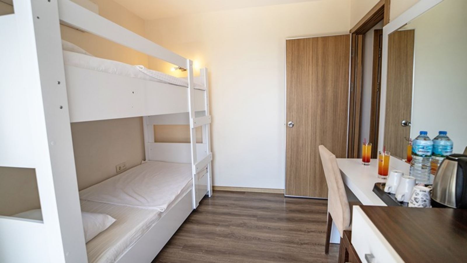 rooms-family-room-anex-building