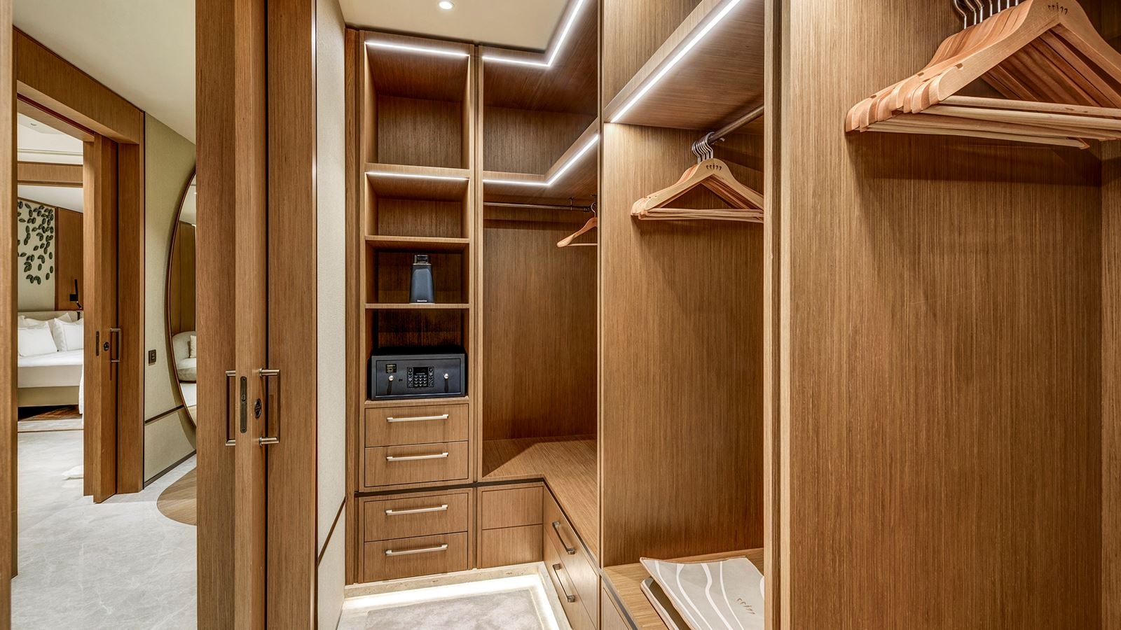 rooms-crown-signature-suite