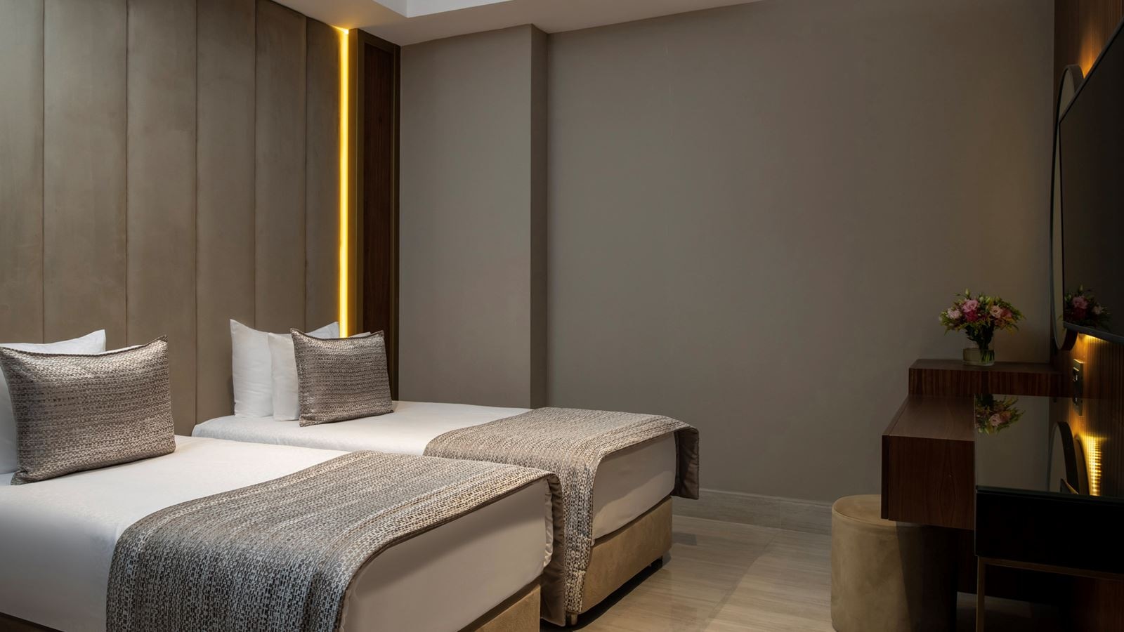 rooms-family-suite-land-view