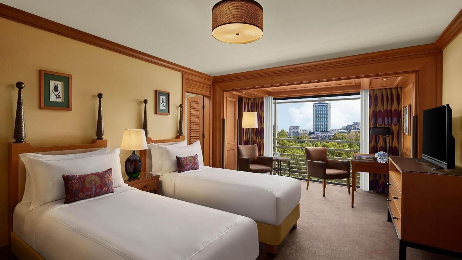 rooms-deluxe-room-city-view