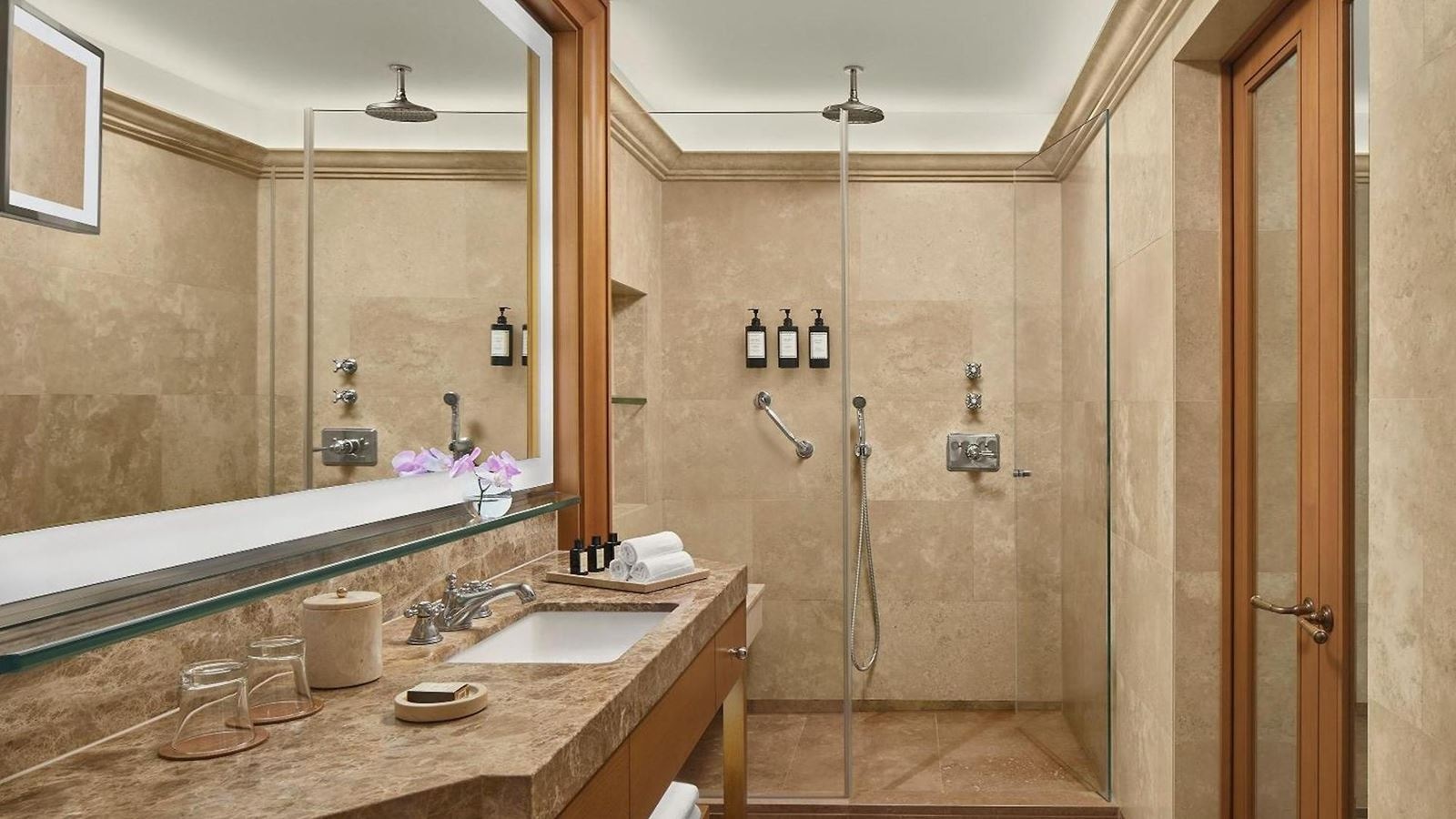 rooms-deluxe-room-city-view