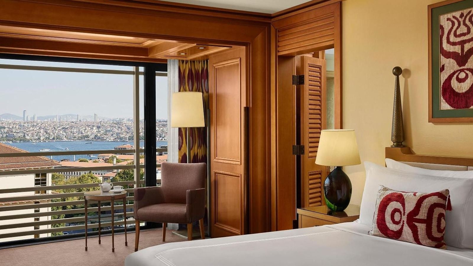 rooms-deluxe-room-partial-sea-view