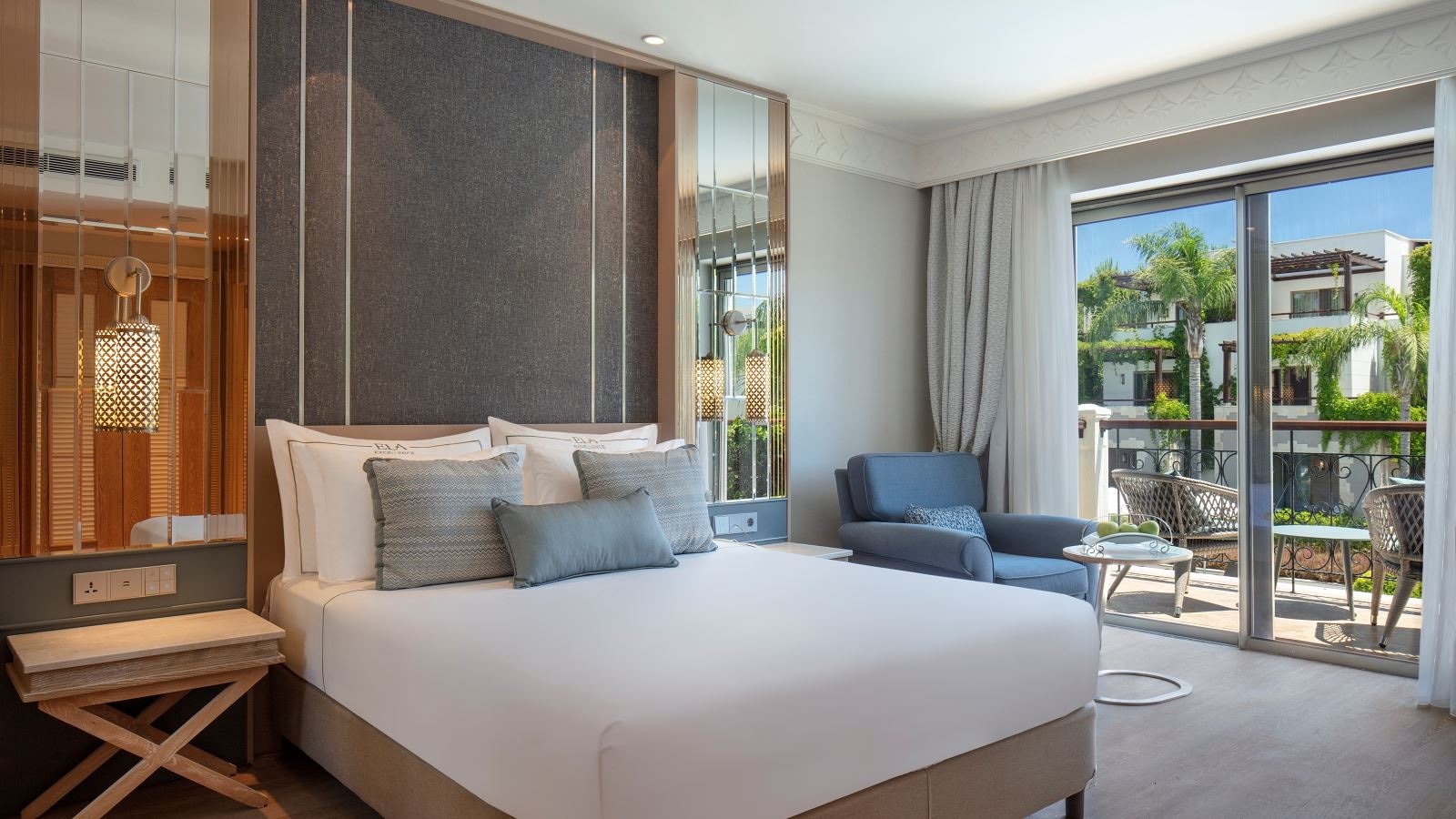 rooms-lake-house-family-pool-view