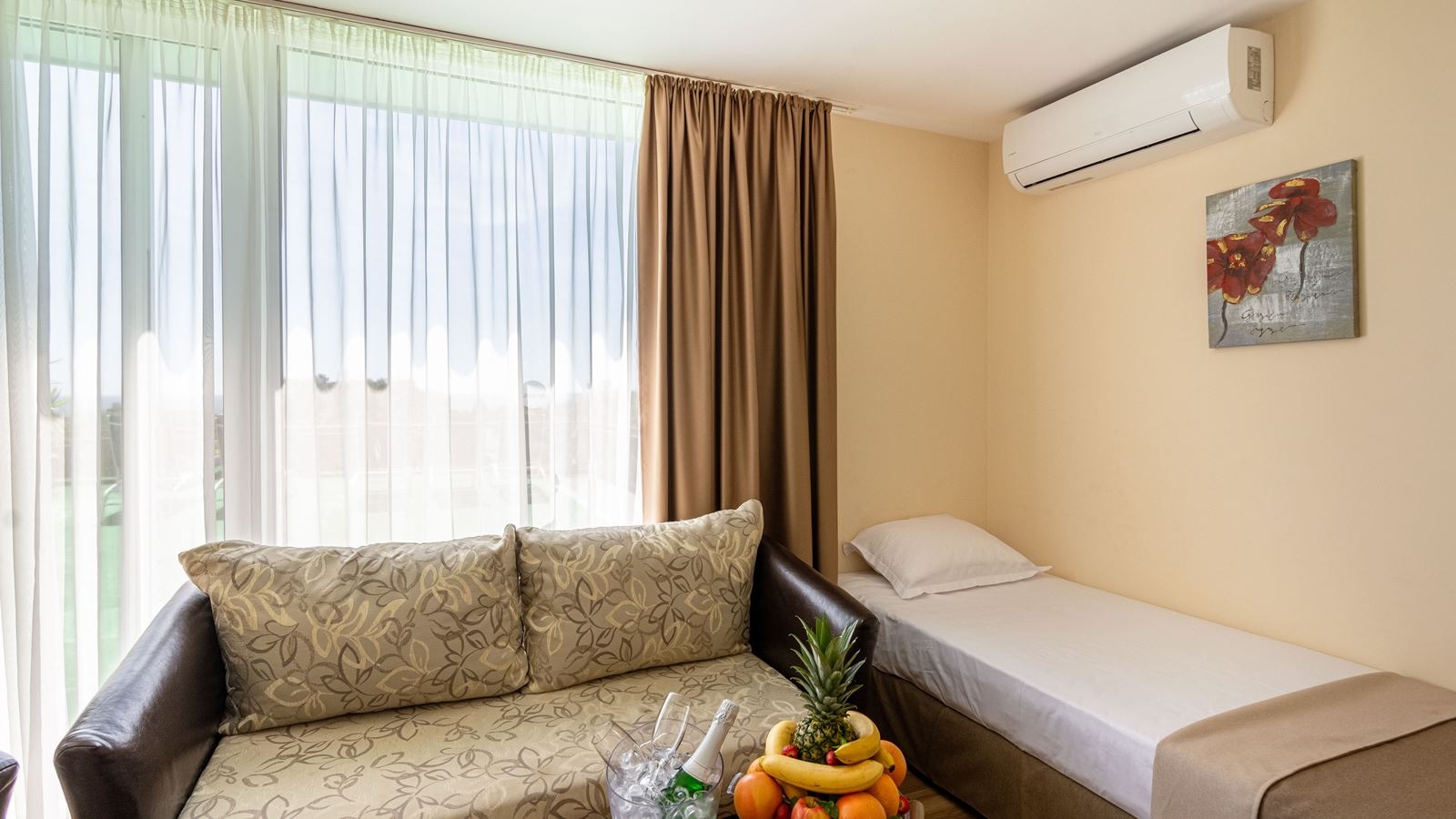 rooms-apartment-with-terrace