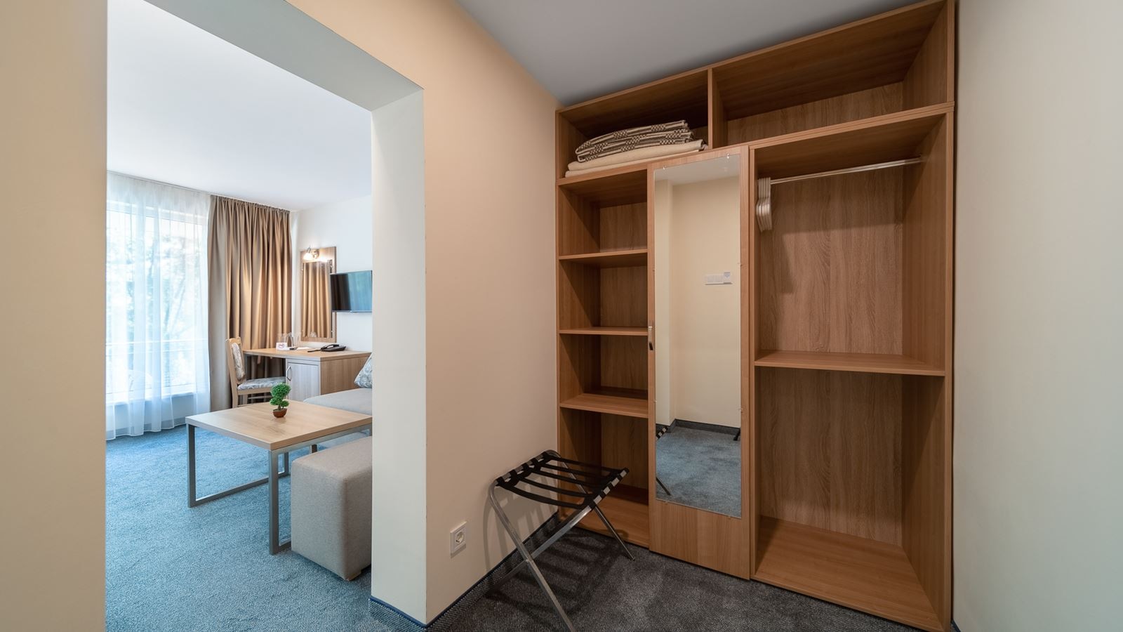 rooms-family-room-with-terrace