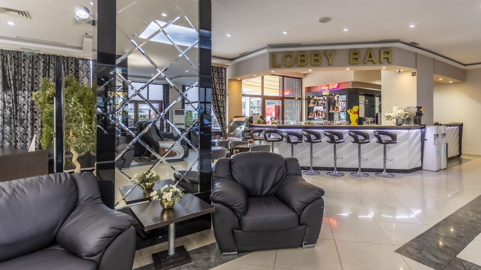 bars-pool--lobby-bar