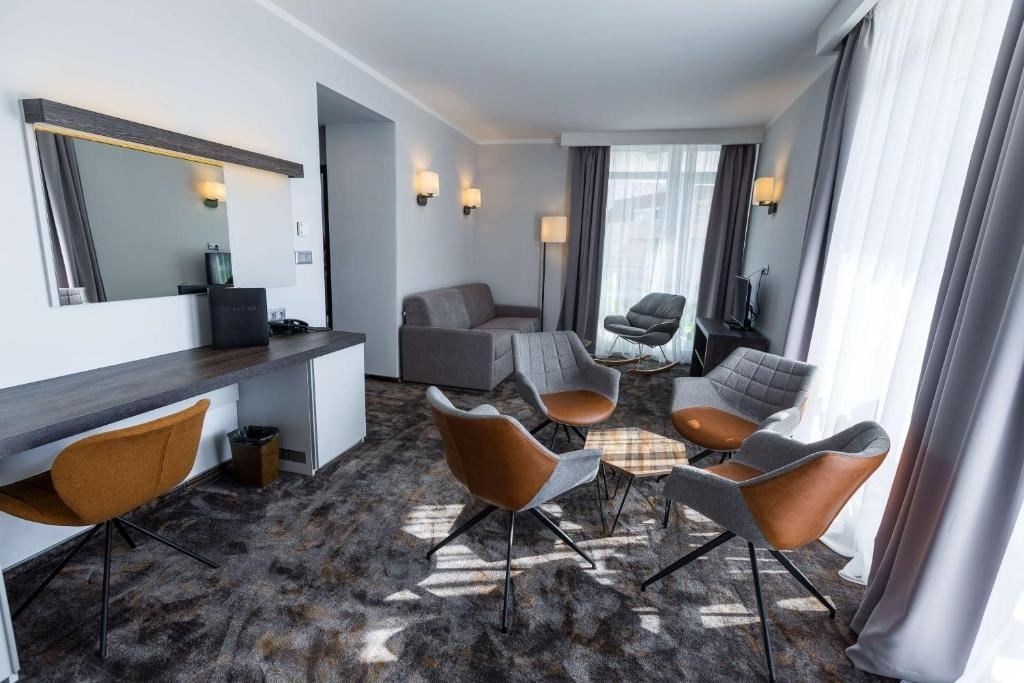 rooms-family-suite-pool-view