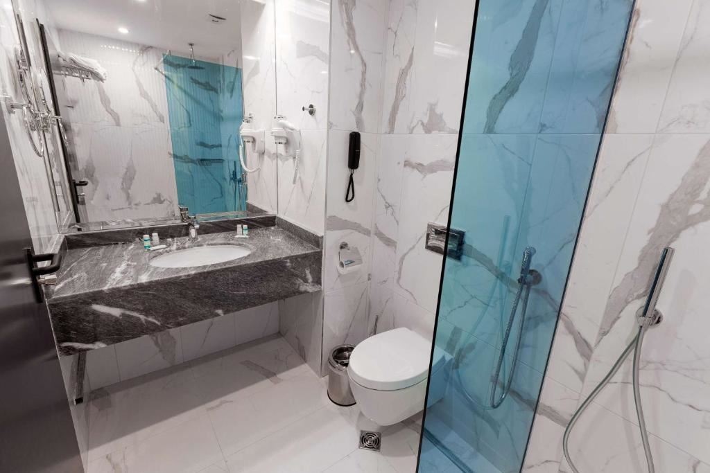 rooms-family-suite-pool-view