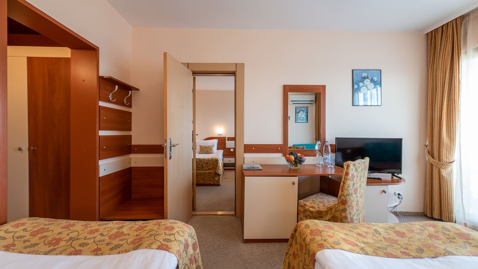 rooms-2-connectingrooms-standard-familyroom-lateralseaview-balcony