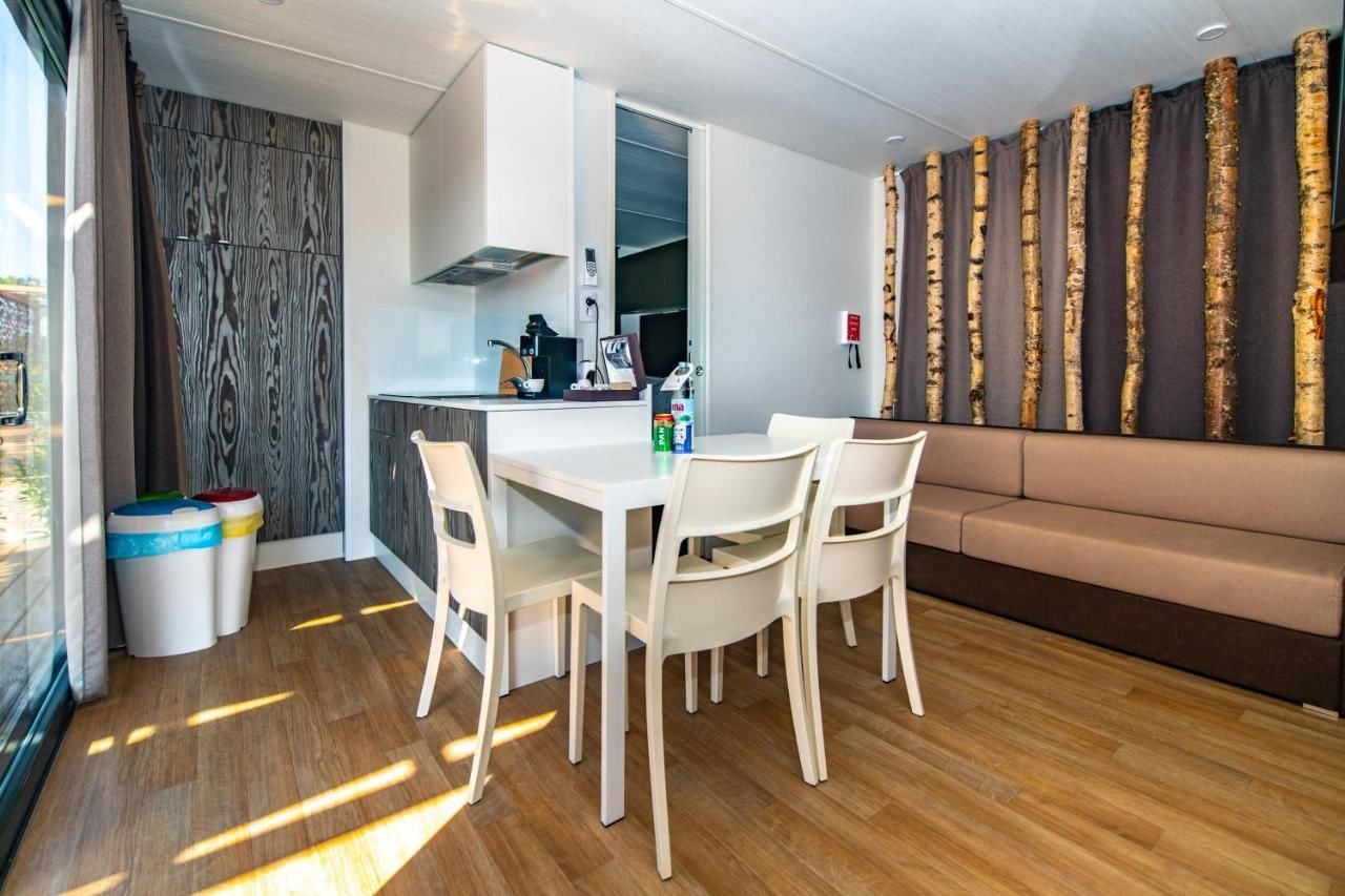 rooms-2-bedroom-beach-cottage-terrace