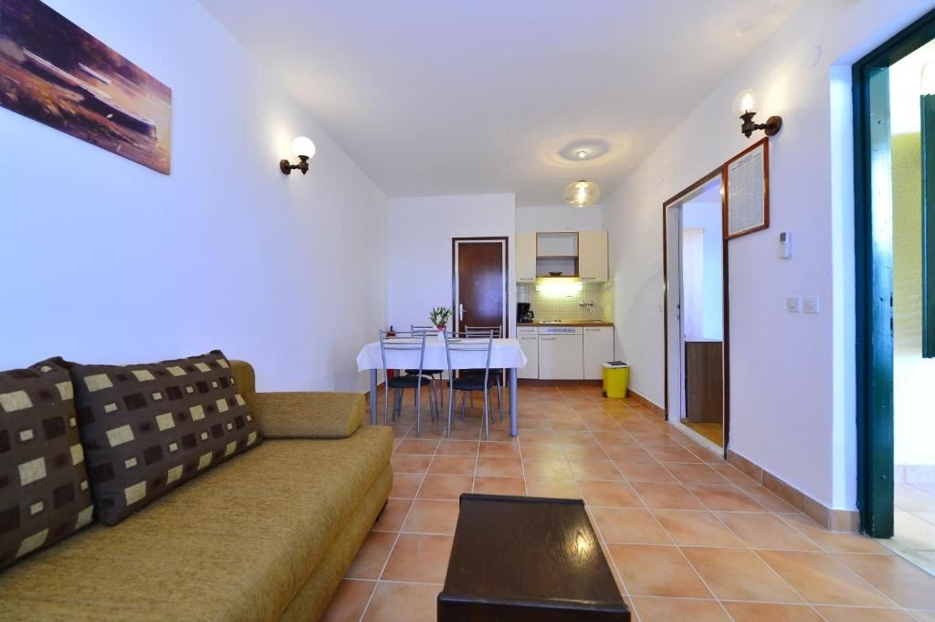 rooms-1-bedroom-apartment-terrace