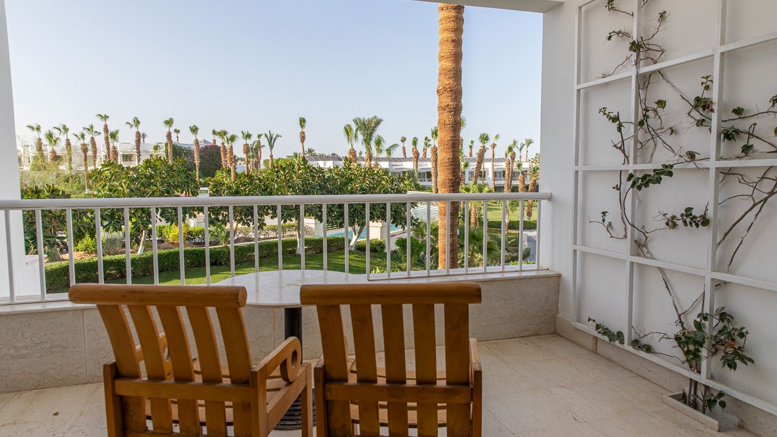 rooms-family-suite-pool-view