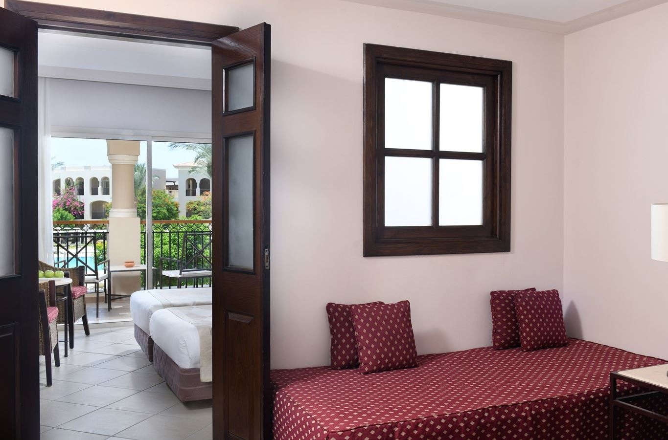 rooms-deluxe-familyroom-poolview