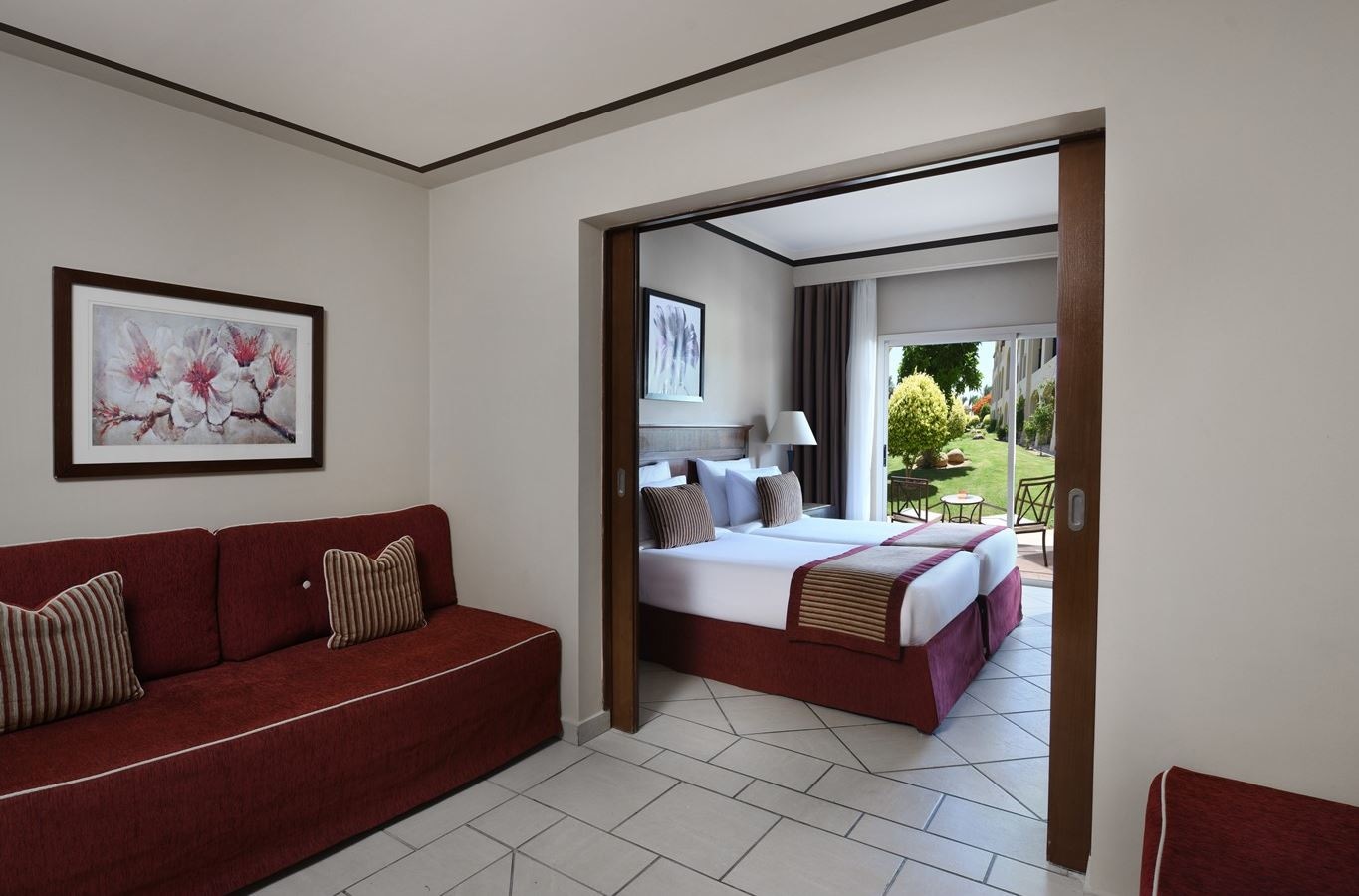 rooms-deluxe-familyroom-gardenview